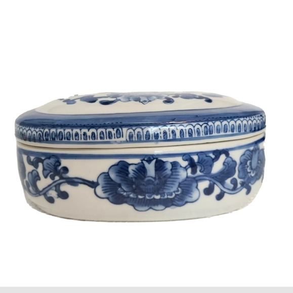 Blue & White Oriental Themed Porcelain Trinket Dish W Lid Dresser Box Container - Picture 1 of 8